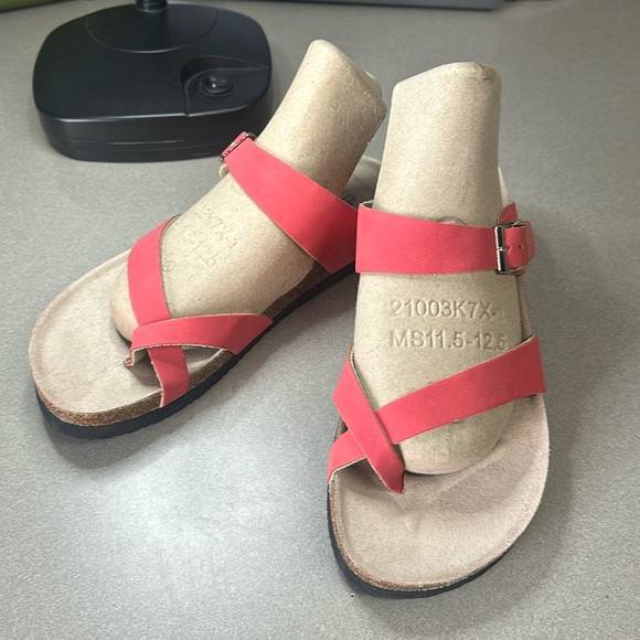Cliffs by White Mountain. Woman’s Sandel size 8M Coral color / buckle closure - Picture 1 of 11